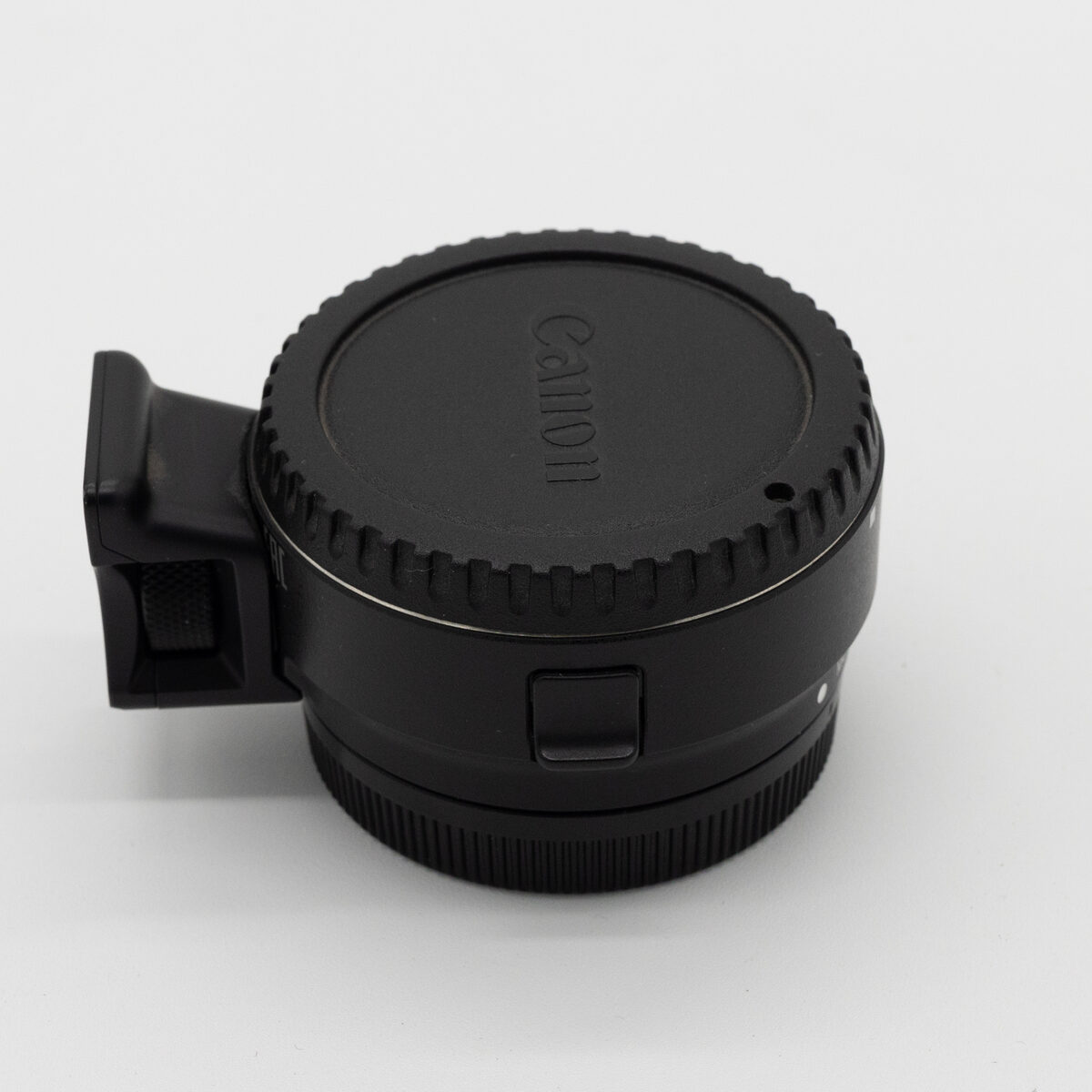Adaptador Canon EF-EOS M — vista superior con tapa puesta (pieza real en venta)