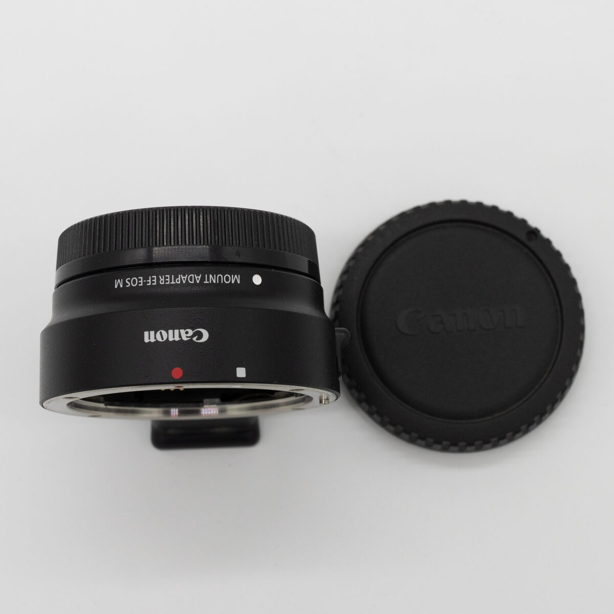 Adaptador Canon EF-EOS M y tapa, vista plana superior (pieza real en venta)