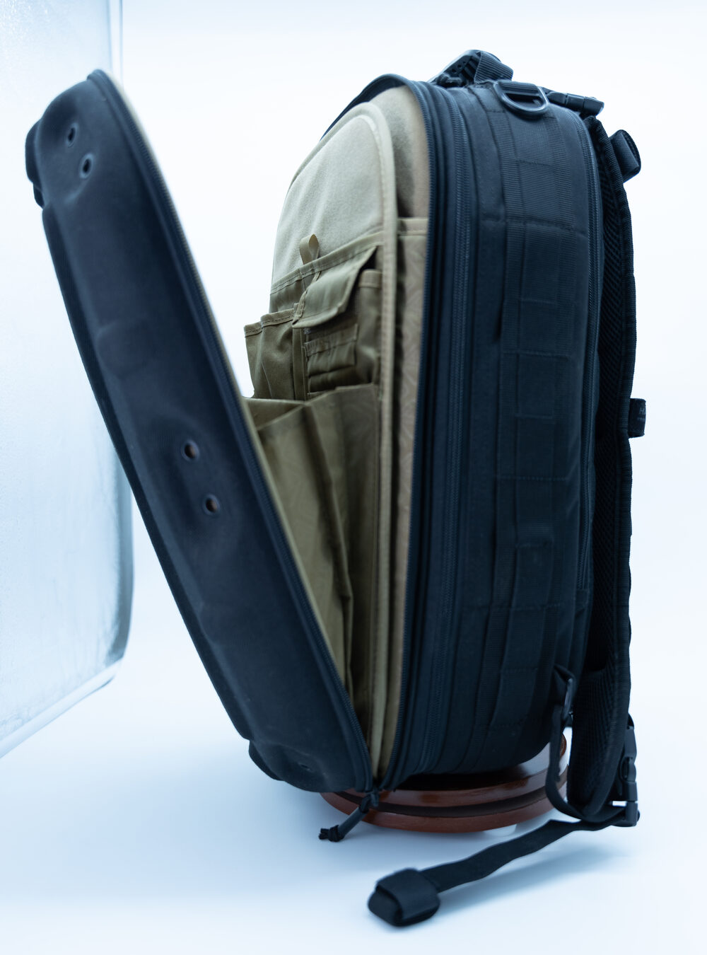 Hazard 4 Pillbox 29.5L — compartimento principal abierto (pieza real en venta)