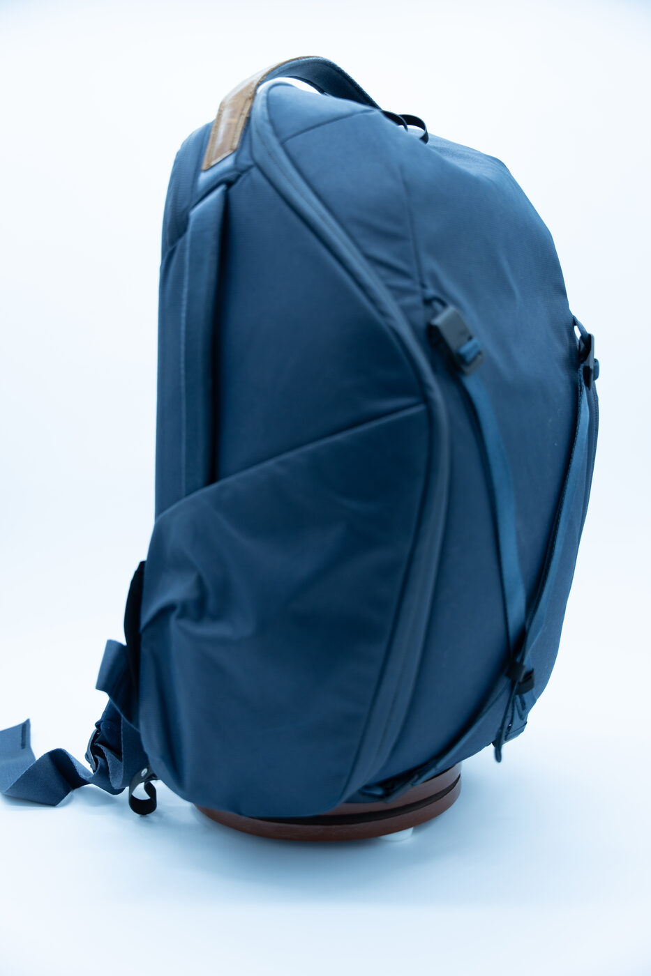 Peak Design Everyday Backpack Zip — vista lateral (pieza real en venta)