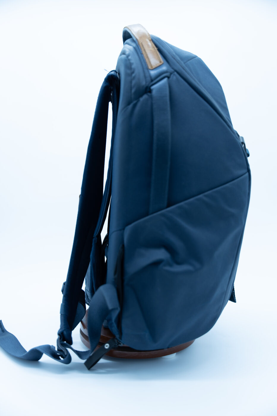 Peak Design Everyday Backpack Zip — vista lateral con correa (pieza real en venta)