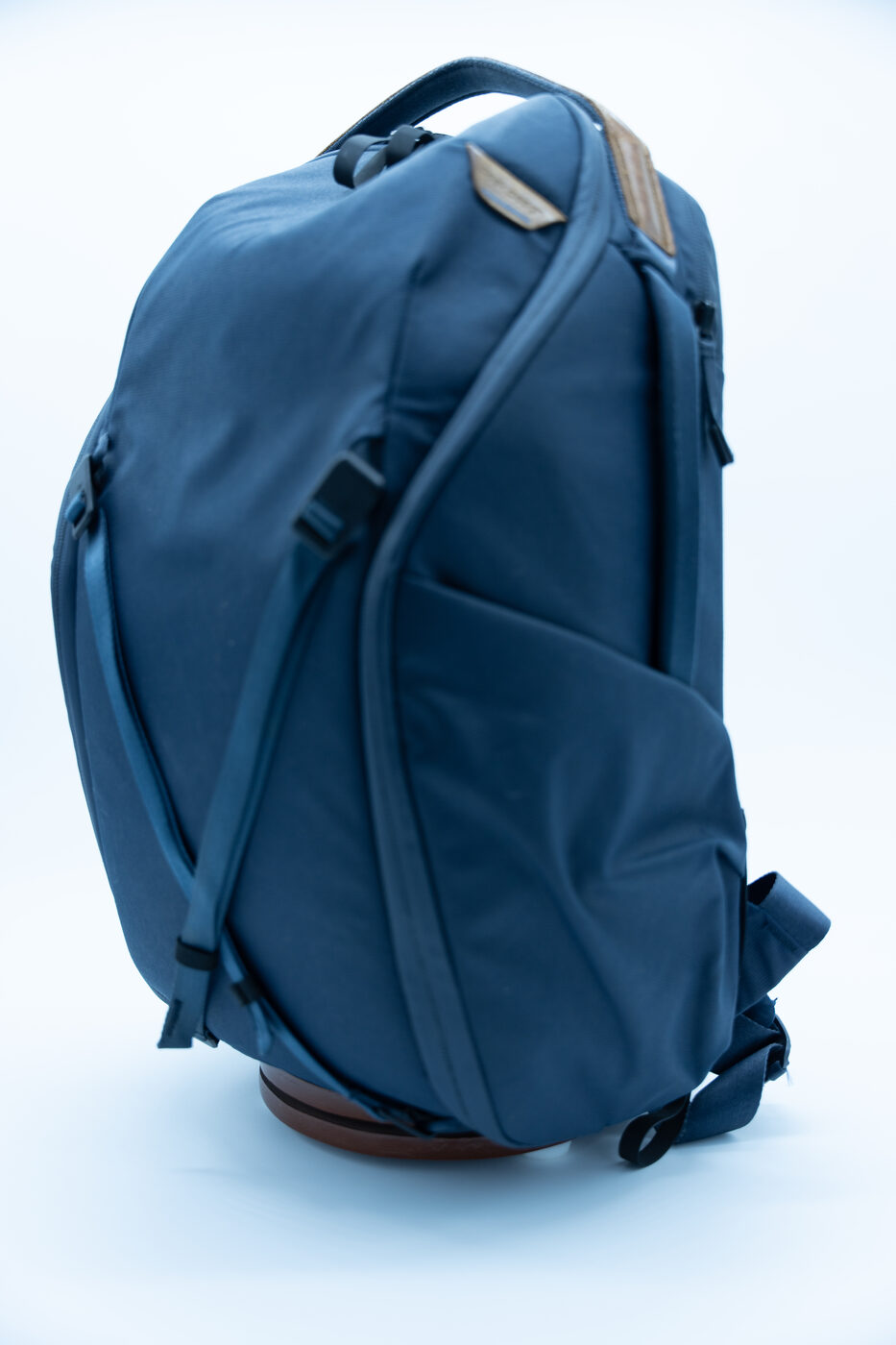 Peak Design Everyday Backpack Zip — perfil lateral (pieza real en venta)