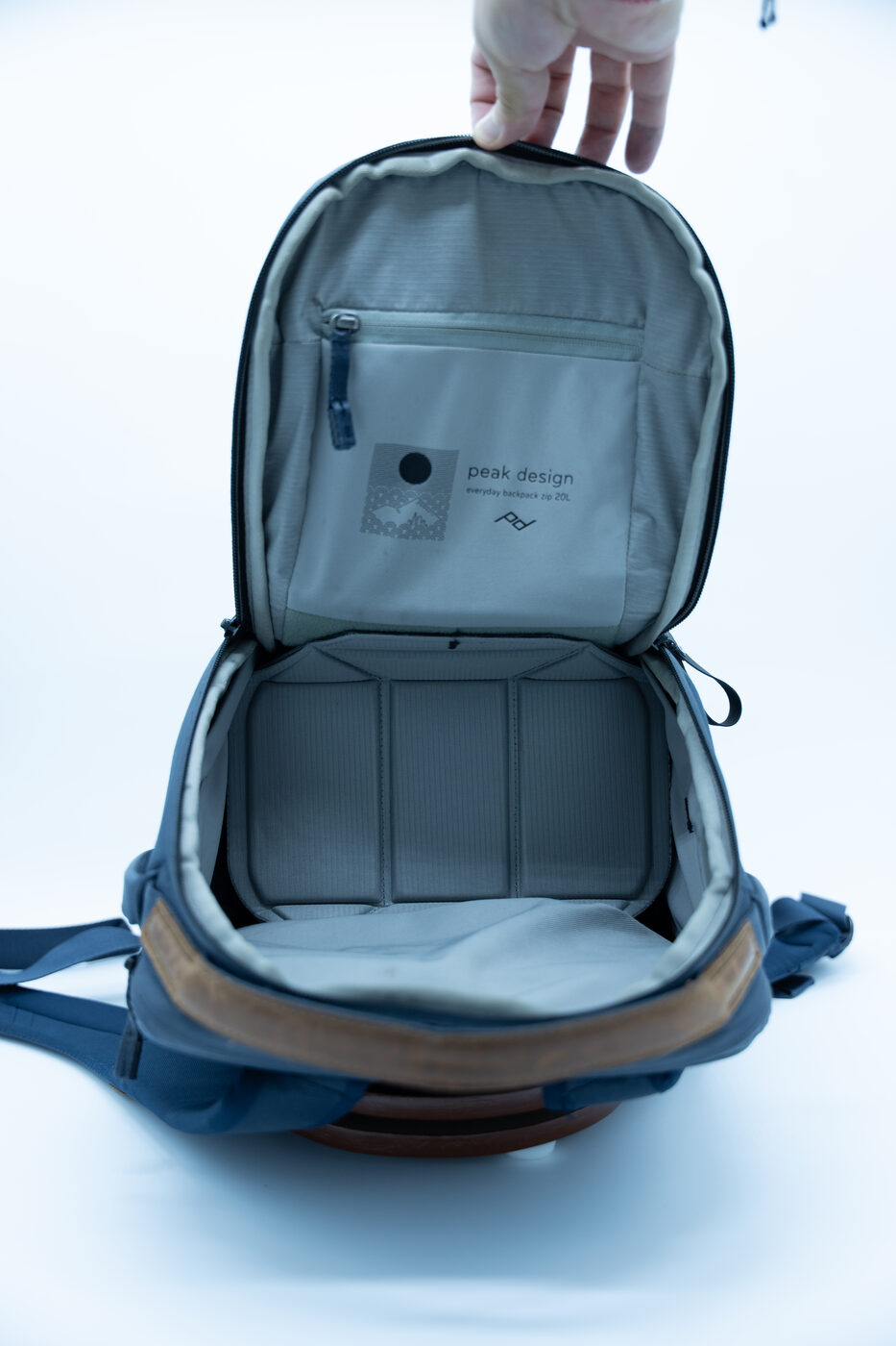 Peak Design Everyday Backpack Zip — vista trasera (pieza real en venta)