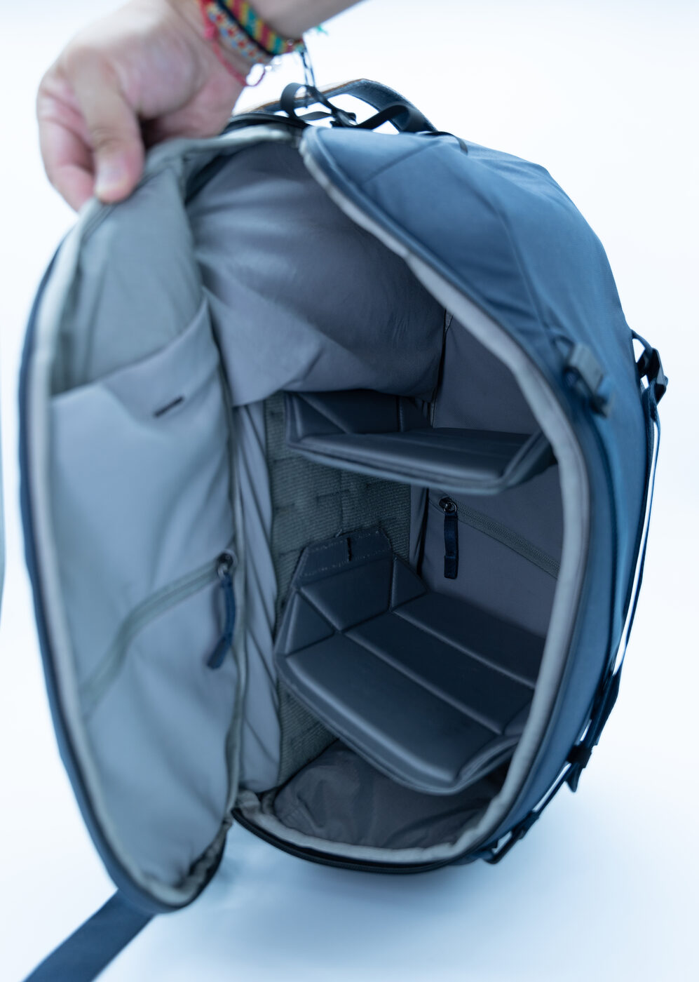 Peak Design Everyday Backpack Zip — interior con divisores (pieza real en venta)