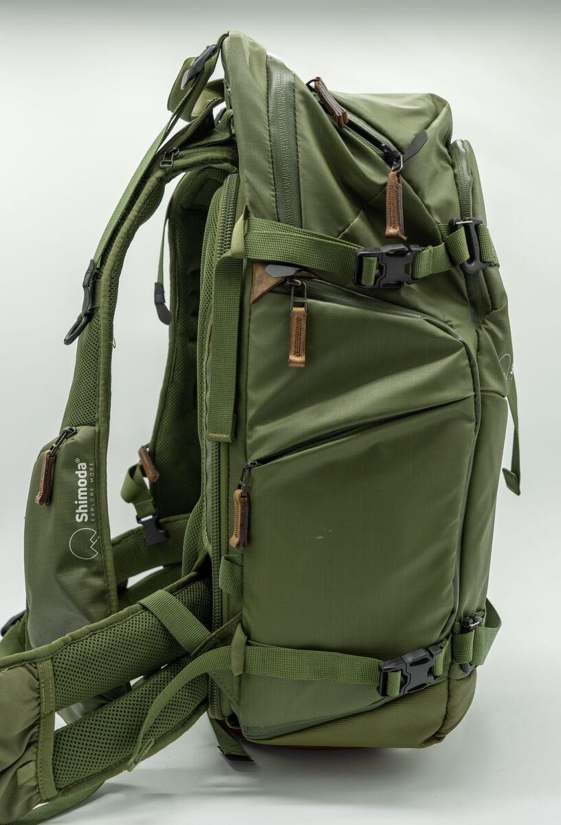 Shimoda Explore V2 30 Army Green — vista lateral con correas y bolsillo lateral (pieza real en venta)