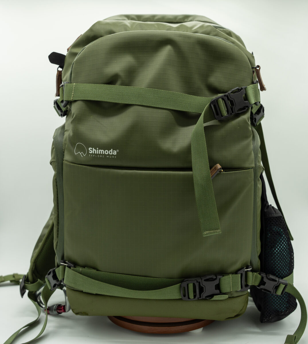 Shimoda Explore V2 30 Army Green — vista frontal (pieza real en venta)