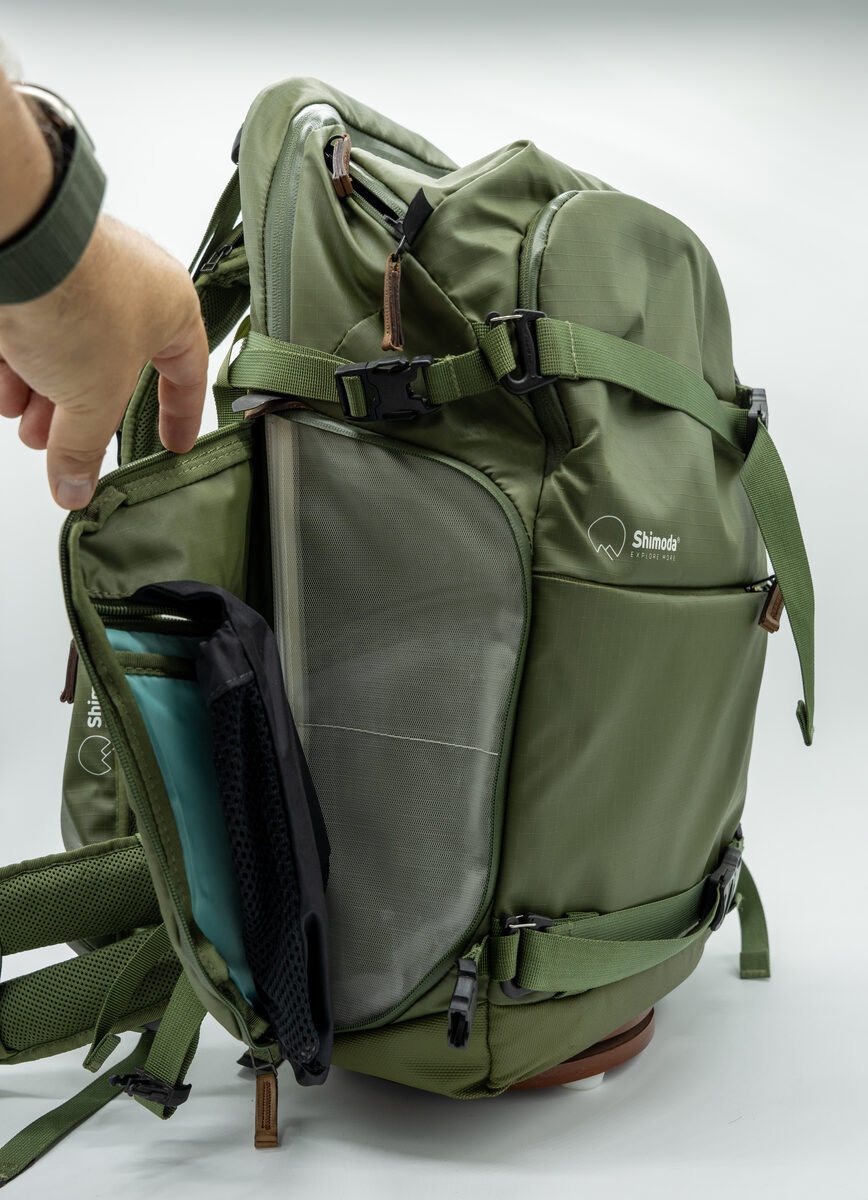 Shimoda Explore V2 30 Army Green — bolsillo lateral abierto para tripié o botella (pieza real en venta)