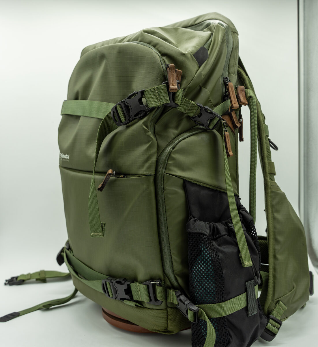 Shimoda Explore V2 30 Army Green — vista frontal en ángulo (pieza real en venta)