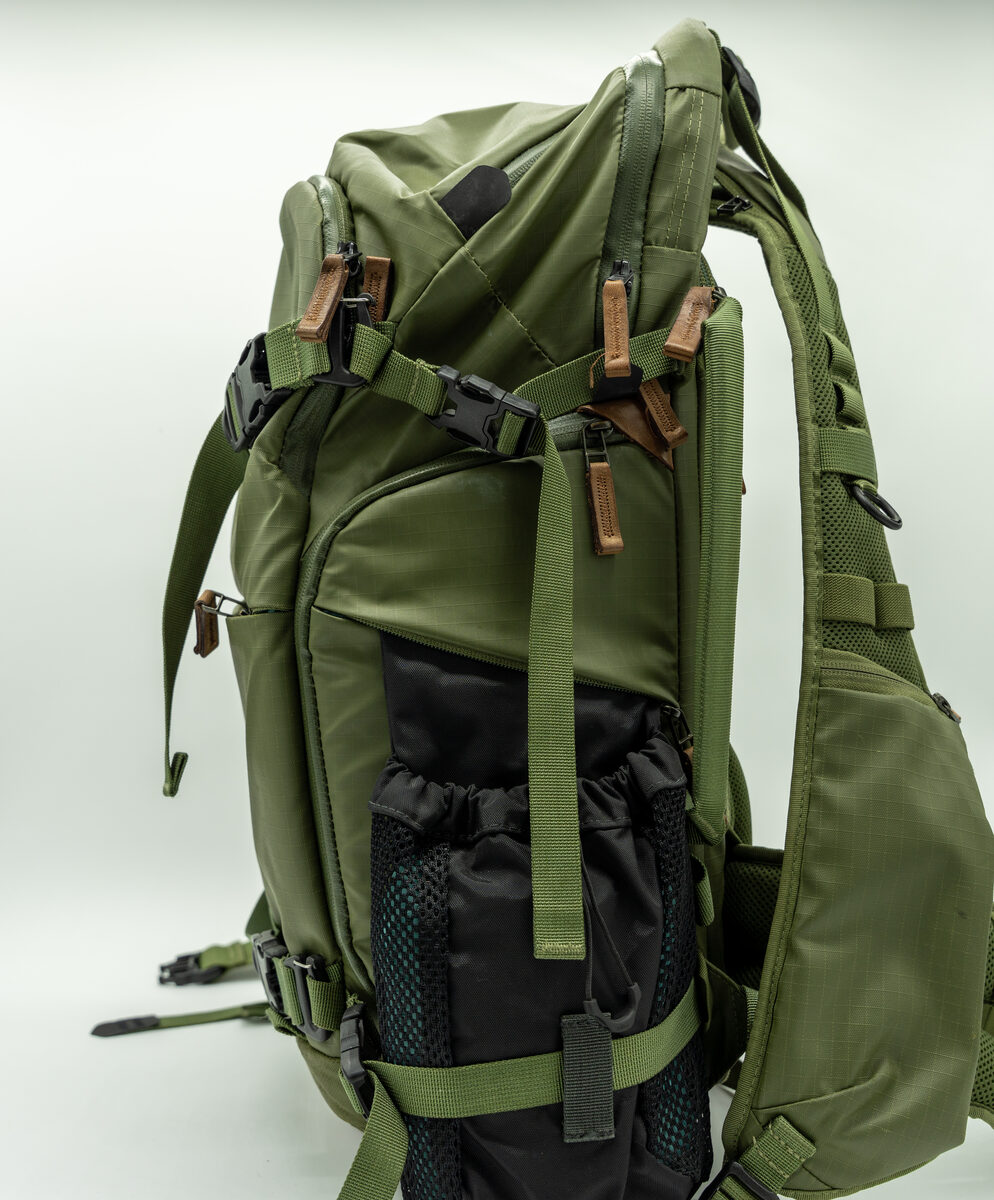 Shimoda Explore V2 30 Army Green — detalle de correas superiores y bolsillo de malla (pieza real en venta)