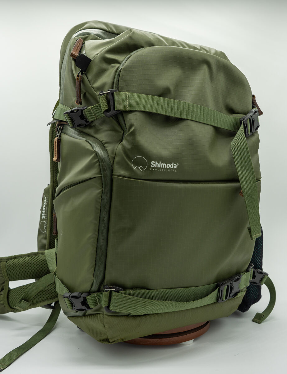 Shimoda Explore V2 30 Army Green — vista en ángulo frontal-lateral (pieza real en venta)