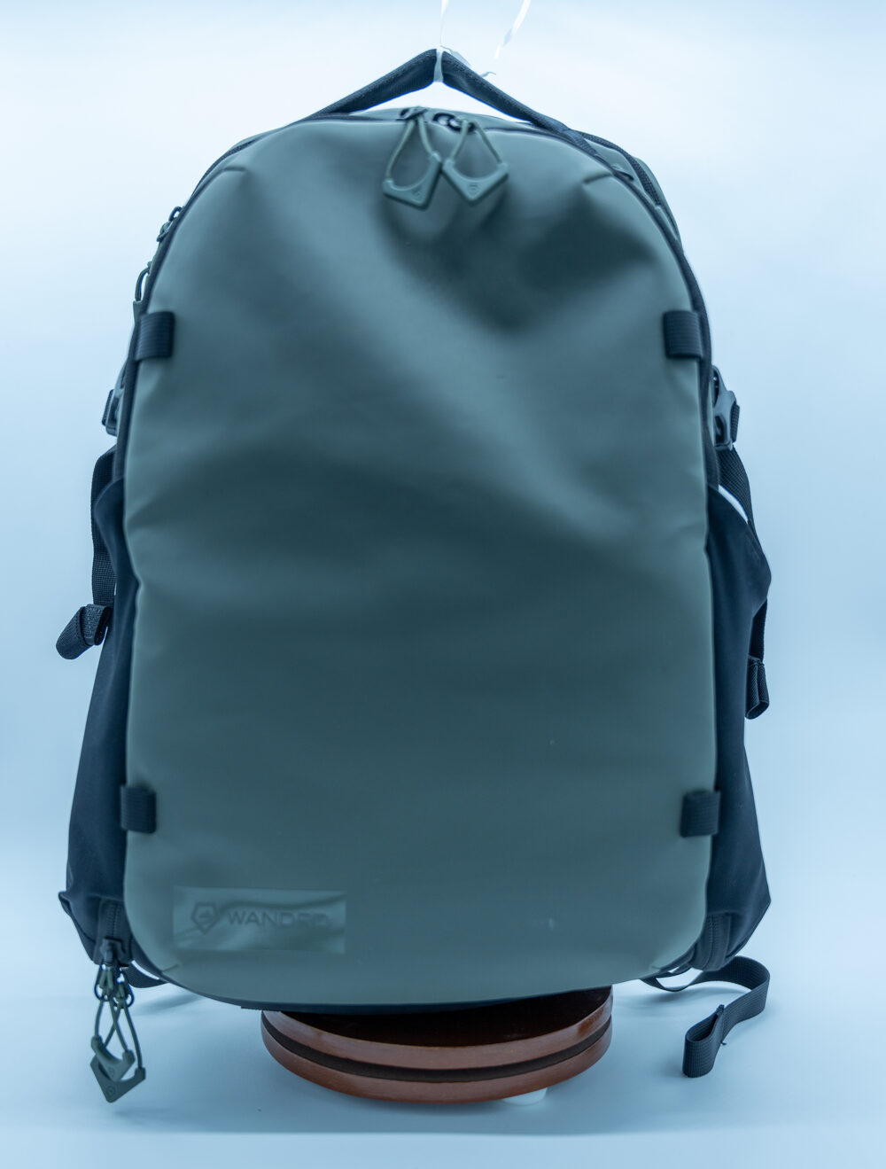 WANDRD Stratus Photo 18L — vista frontal (pieza real en venta)