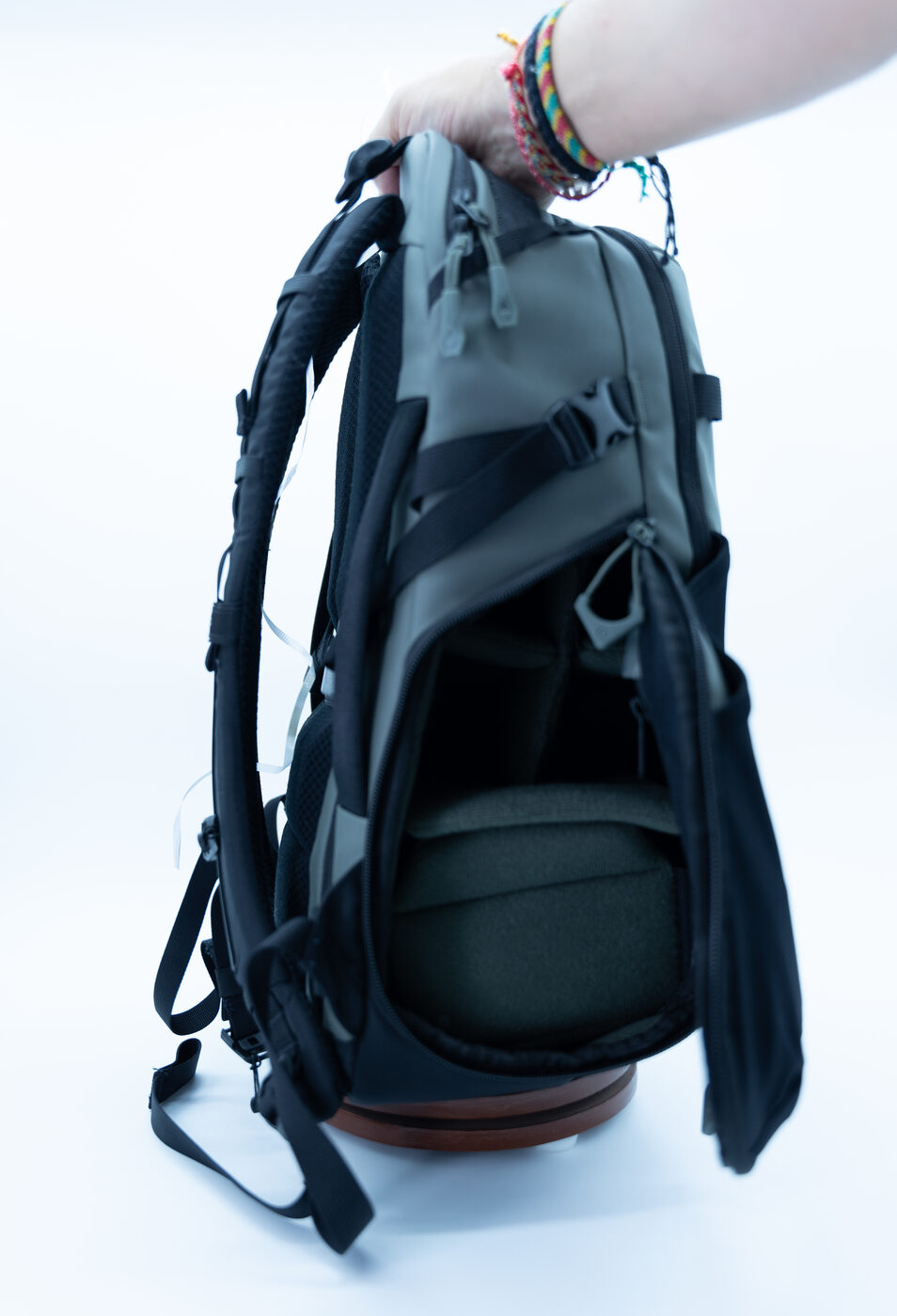 WANDRD Stratus Photo 18L — sostenida en mano (pieza real en venta)
