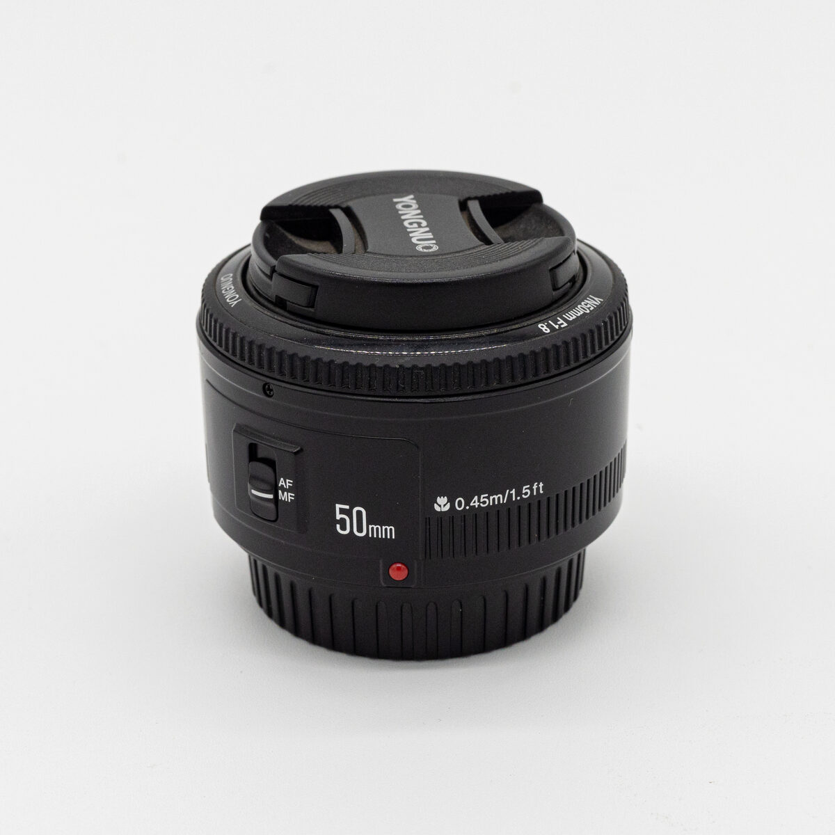 Yongnuo YN50mm F1.8 — vista frontal en ángulo con tapa (pieza real en venta)