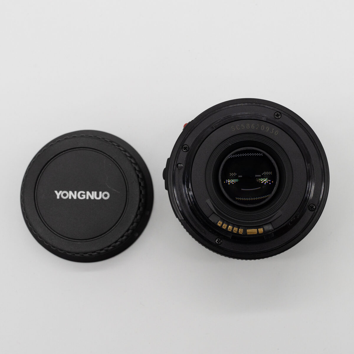 Yongnuo YN50mm F1.8 — vista de la montura y contactos traseros (pieza real en venta)